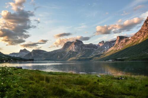 mountain-and-lake-at-sunset-135157.jpg